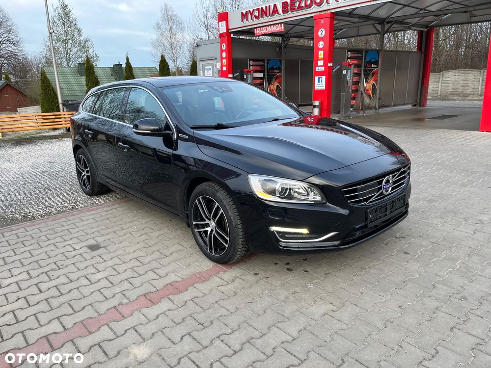 Volvo V60 D6 AWD Plug-in Hybrid R-Design Summum - 2