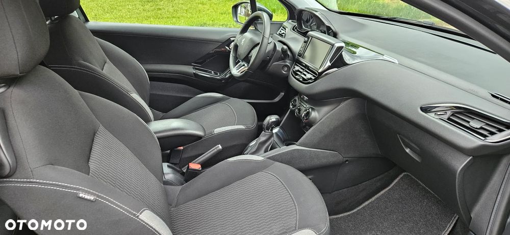 Peugeot 208 - 17