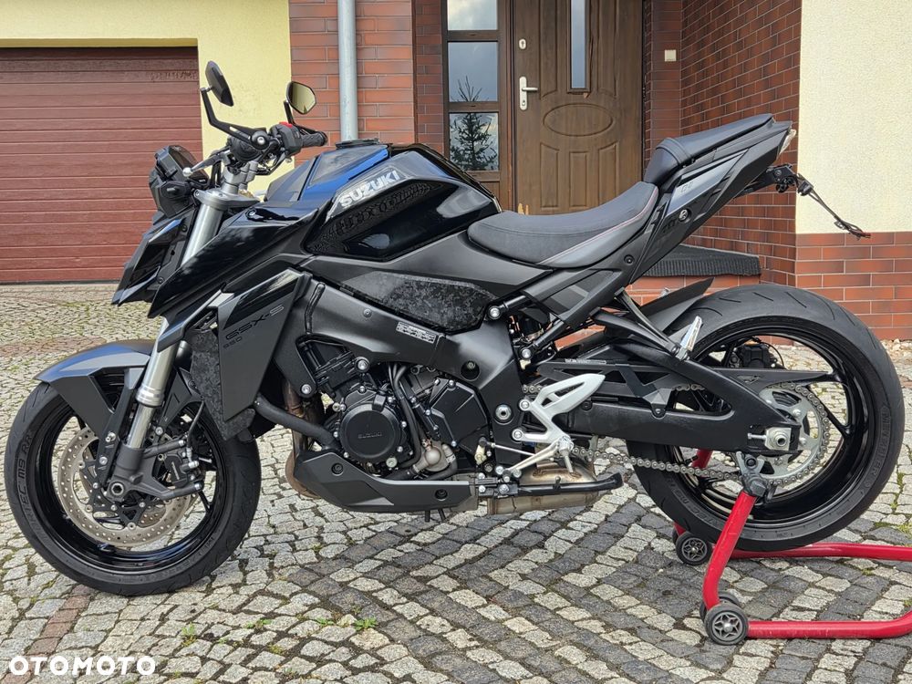 Suzuki GSX - 6