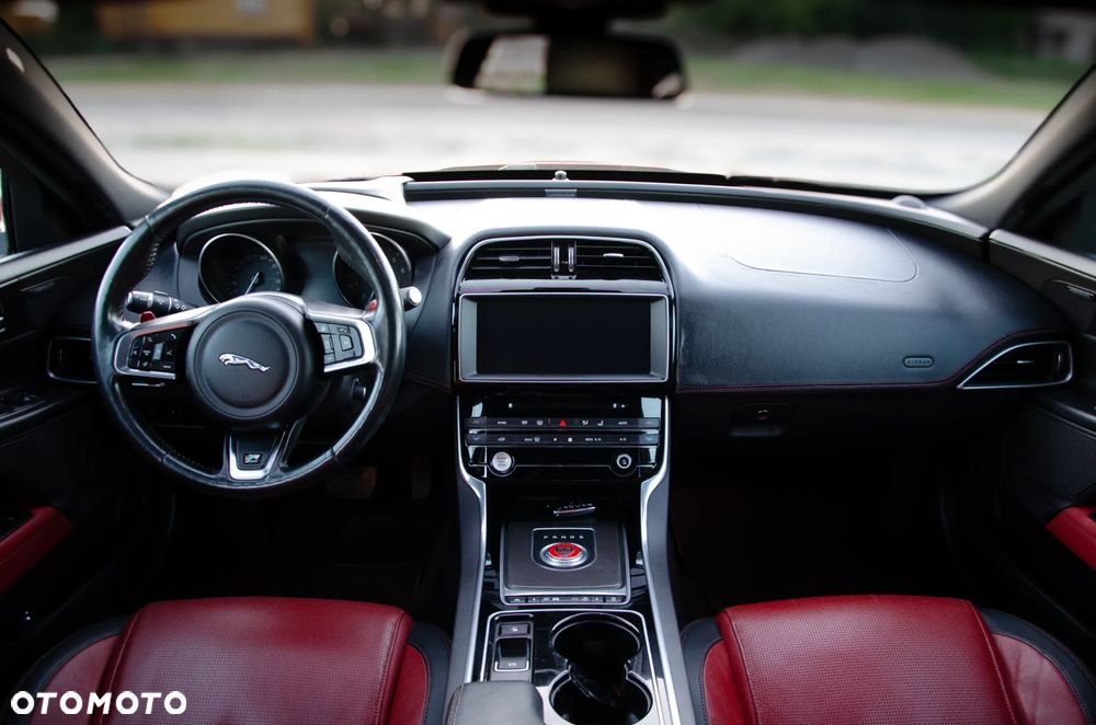 Jaguar XE - 15
