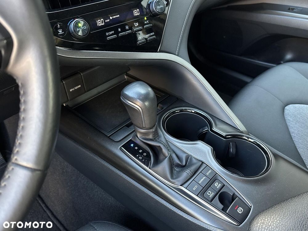 Toyota Camry 2.5 Hybrid Comfort CVT - 22