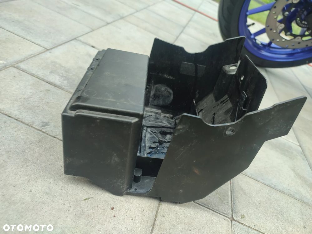 Obudowa, osłona, podstawa akumulatora Kawasaki Z900 - 4