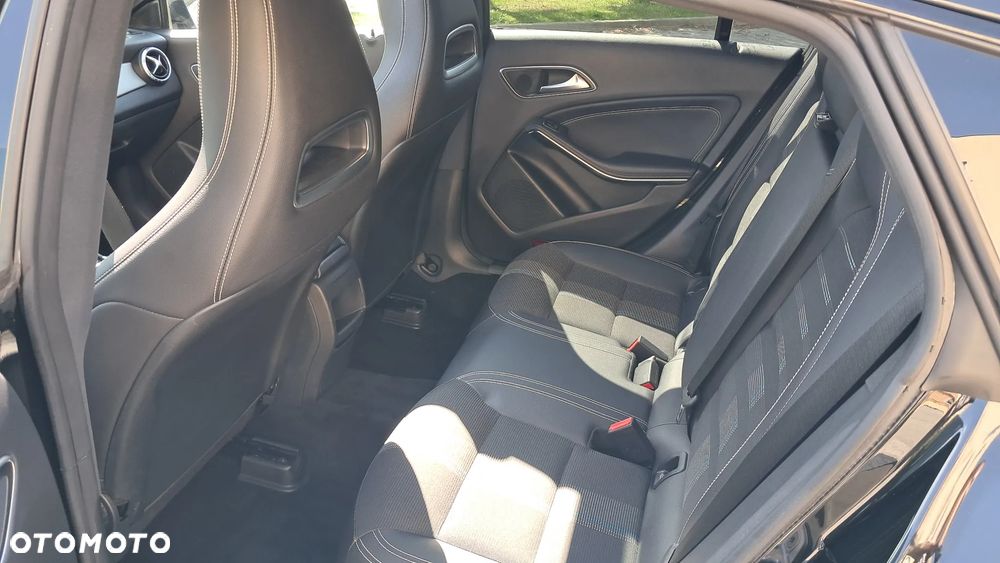 Mercedes-Benz CLA 180 UrbanStyle Edition - 18