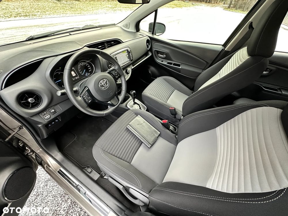 Toyota Yaris Hybrid 100 Business Edition - 17