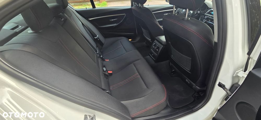 BMW Seria 3 318d Sport Line - 12