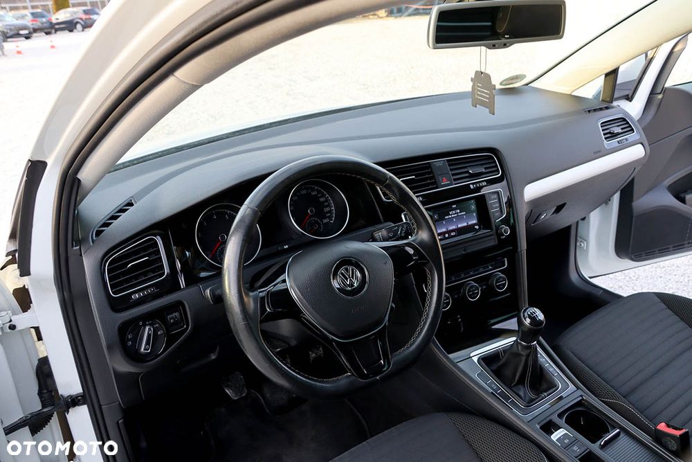 Volkswagen Golf - 22