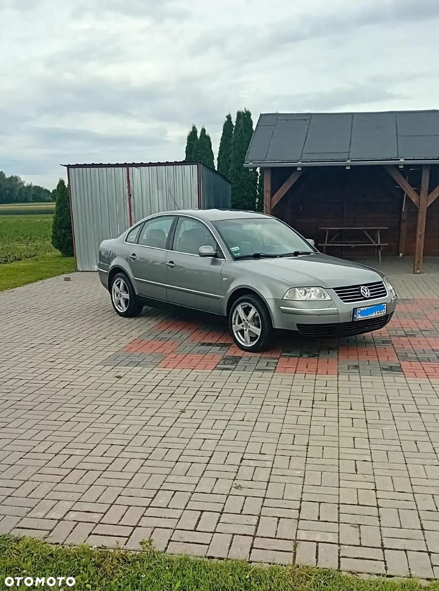 Volkswagen Passat - 1