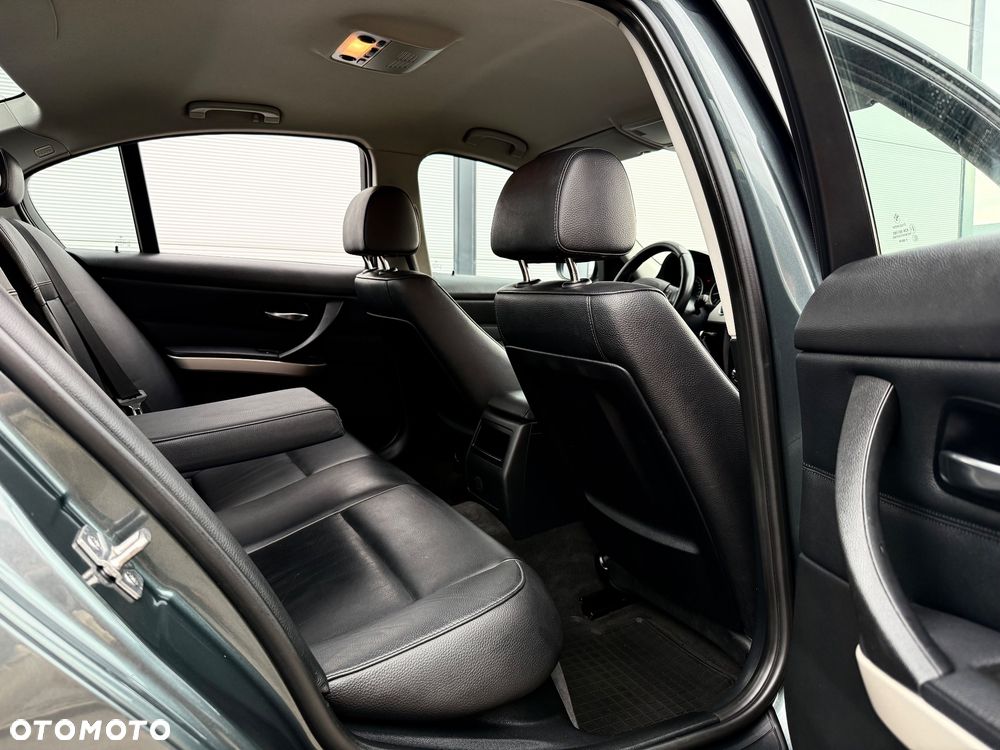 BMW Seria 3 320i Edition Sport - 32