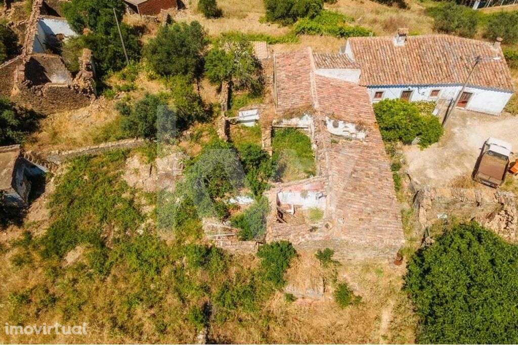 Ruína com terreno em malha urbana para recuperar a 30 minutos de Loulé - Grande imagem: 3/25