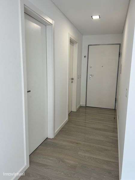 T1 com Terraço de 40 m² e 2 Estacionamentos – Avenida Gomes Pereira - Grande imagem: 2/8