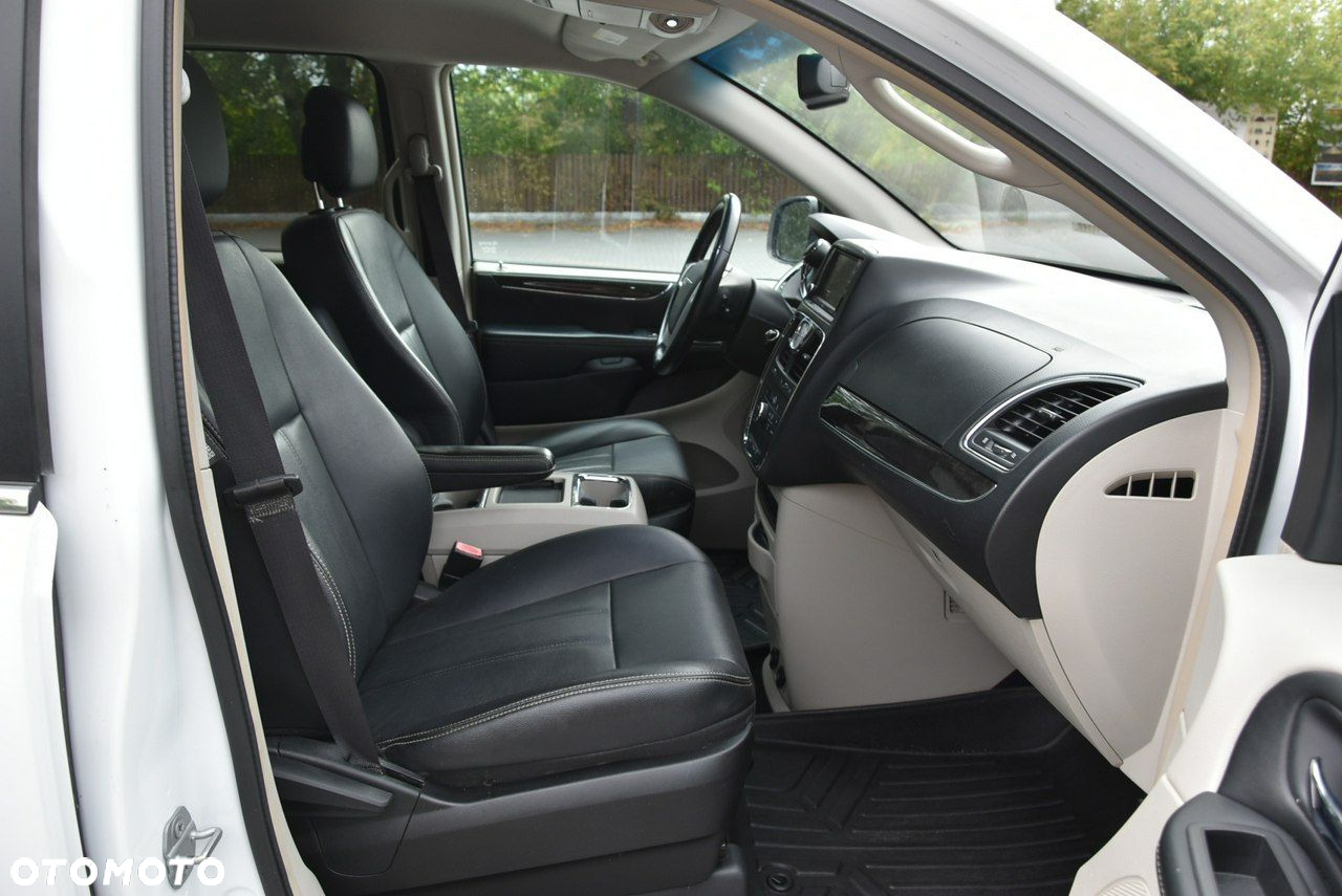 Chrysler Town & Country - 10