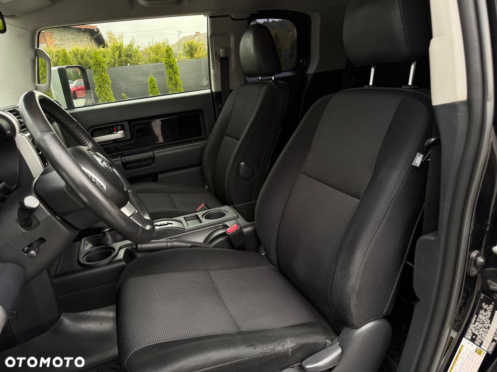 Toyota FJ 2011