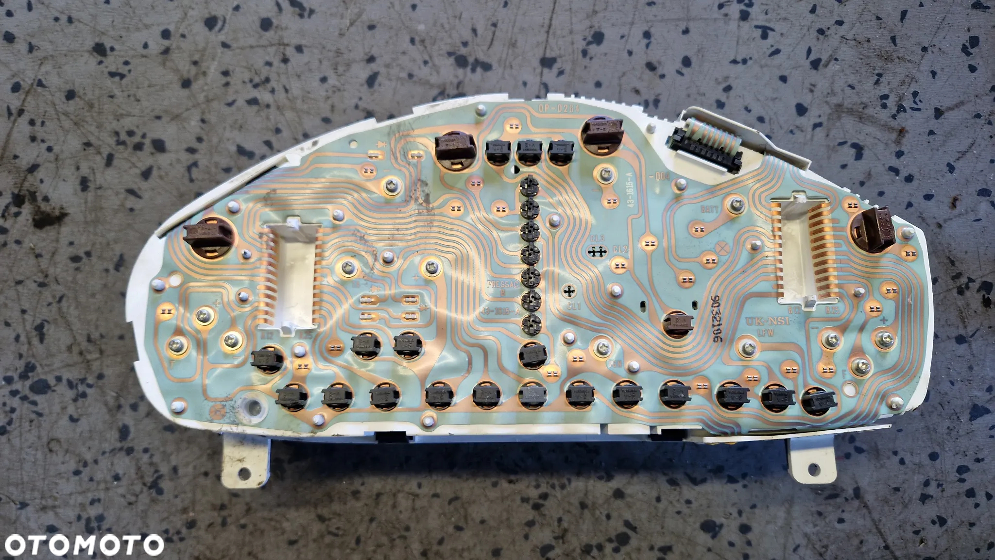 MITSUBISHI CARISMA LIFT1.8 GDI LICZNIK MR381348 - 2