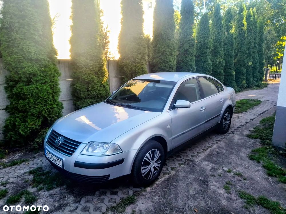 Volkswagen Passat 1.6 Basis - 1