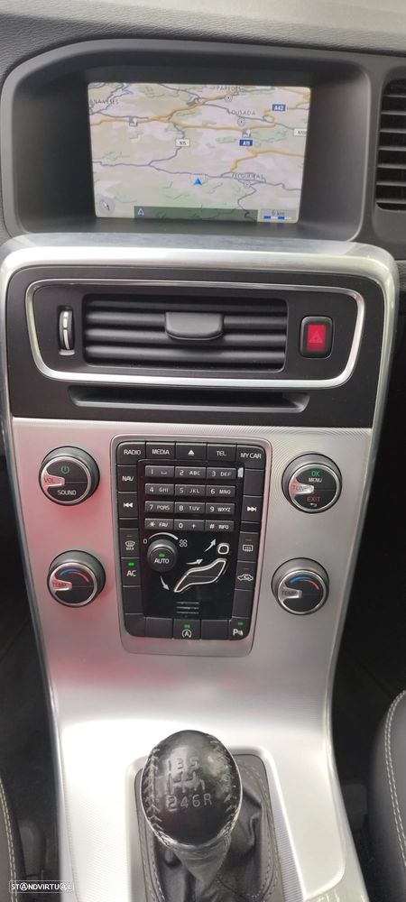 Volvo V60 2.0 D3 R-Design Momentum - 9