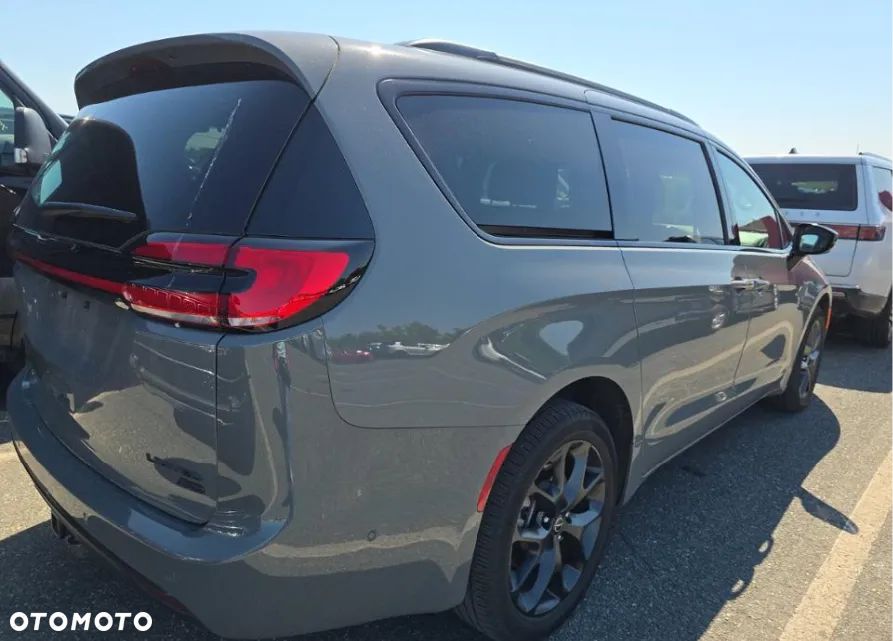 Chrysler Pacifica - 4
