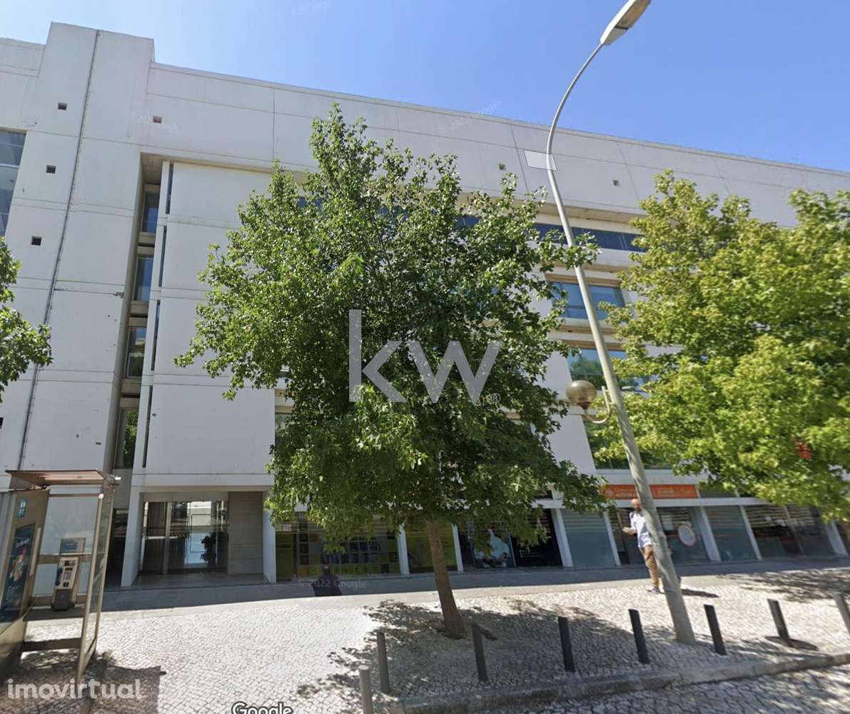 Escritório com 126 m2 e 2 lugares de estacionamento em Algés. 4% Yield - Grande imagem: 2/15