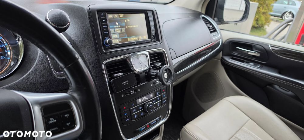 Chrysler Town & Country 3.6 Limited - 12