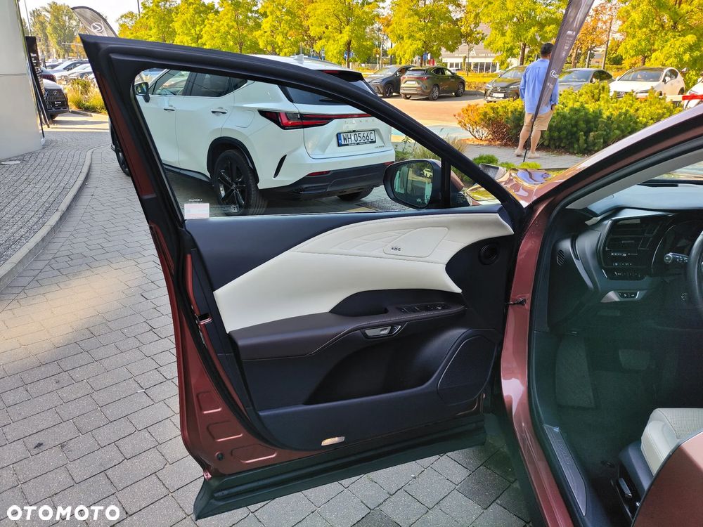Lexus RX 450h+ Omotenashi - 12