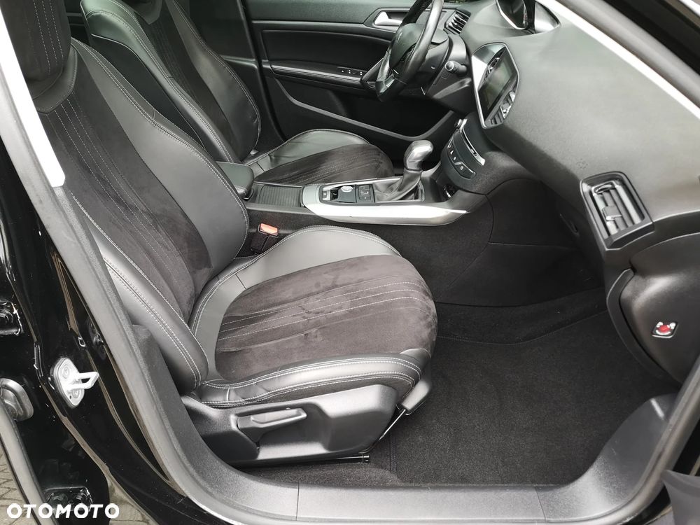 Peugeot 308 PureTech 130 GPF EAT8 Stop & Start Allure Business-Paket - 27
