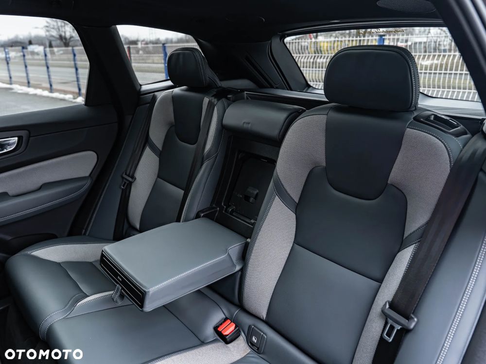 Volvo XC 60 B4 D AWD Plus Dark - 27