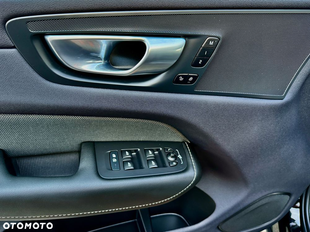Volvo XC 60 B4 B Plus Dark - 25