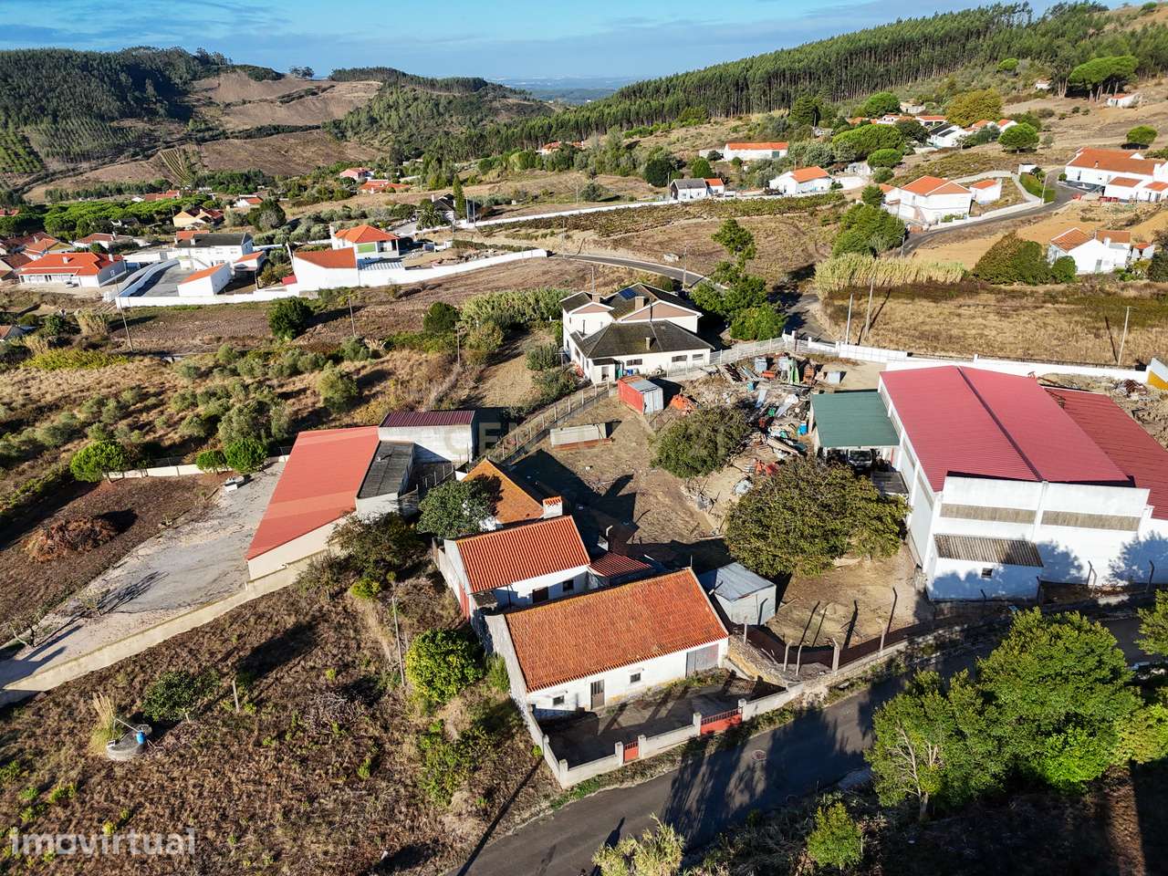 Moradia T2 com terreno de 1.400 m² e anexos em Vila Verde dos Francos, - Grande imagem: 3/36