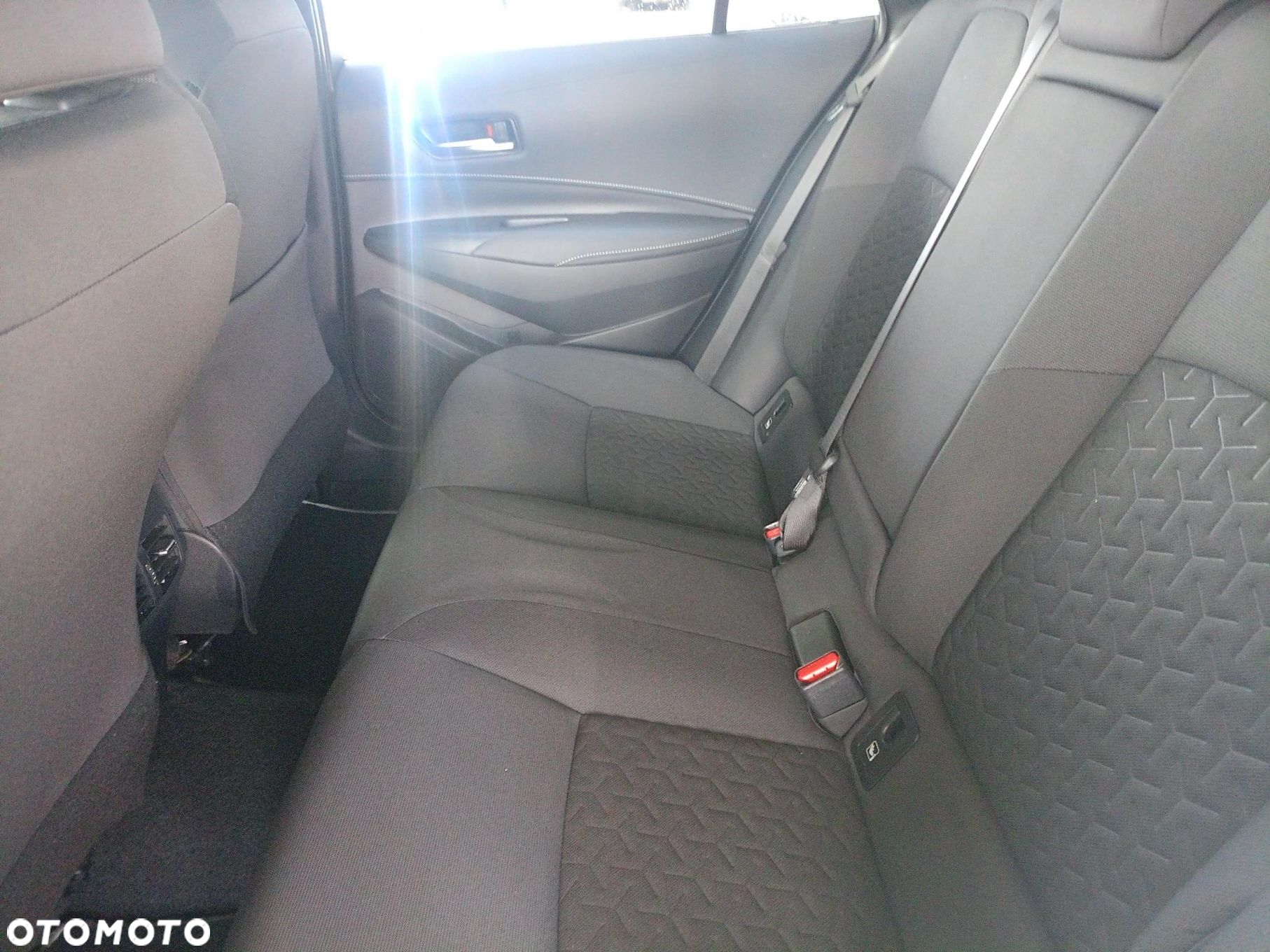 Toyota Corolla 2.0 Hybrid Comfort - 11