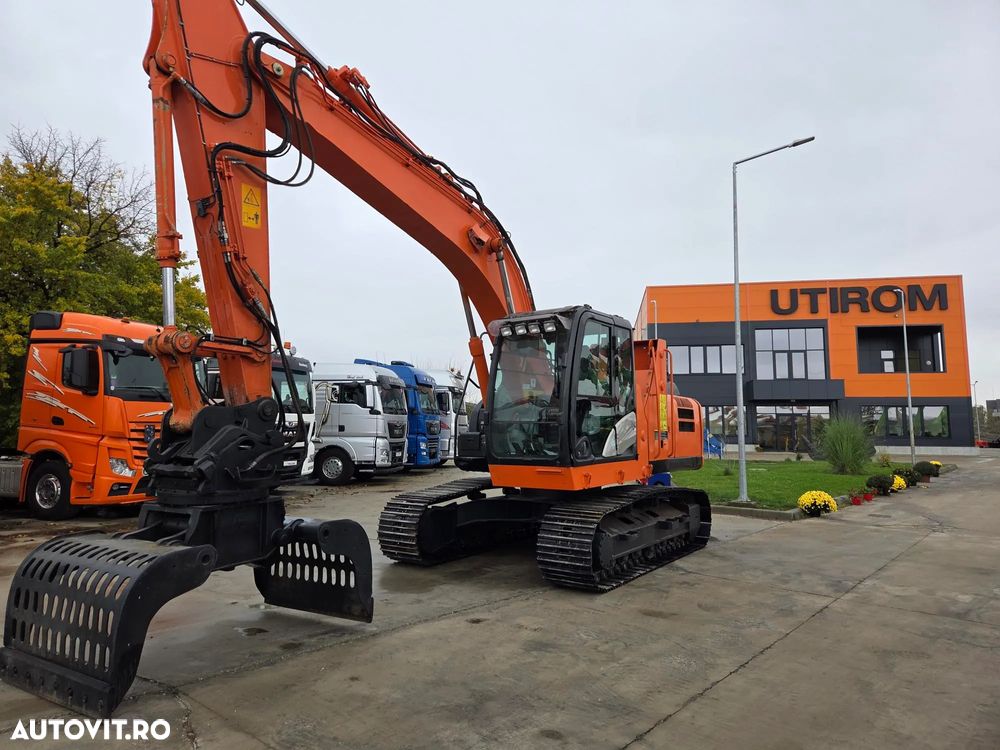 Hitachi GRAIFER deschidere 1,5m pe SENILE, cabina INALTIBILA, Masa operationala 20,3tone, LANT NOU, PAPUCI NOI, Gresare automata, Camera spate, 2017, 8.575h, cupla rapida, motor Isuzu 174CP, 3 pompe HITACHI, posibilitate leasing, STARE FOARTE BUNA-89.900 EUR - 13