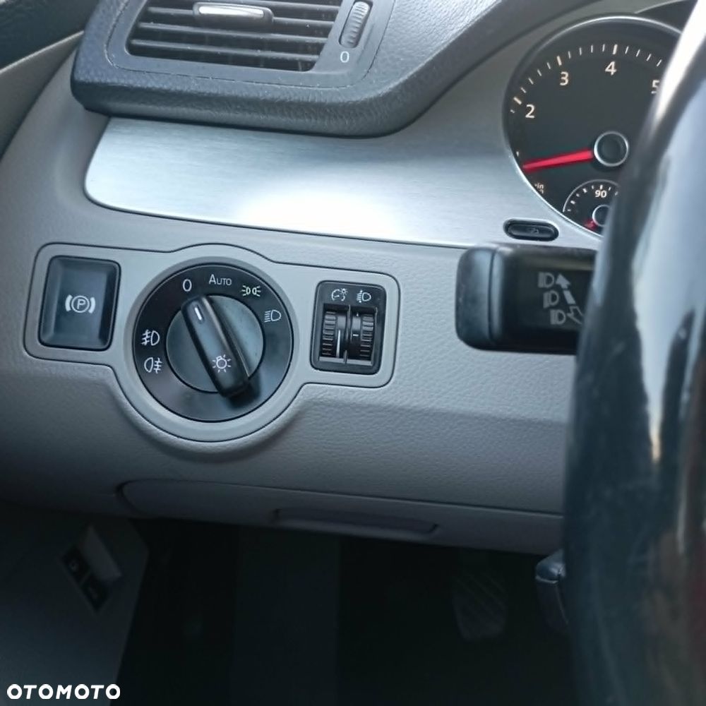 Volkswagen Passat 2.0 Comfortline - 24