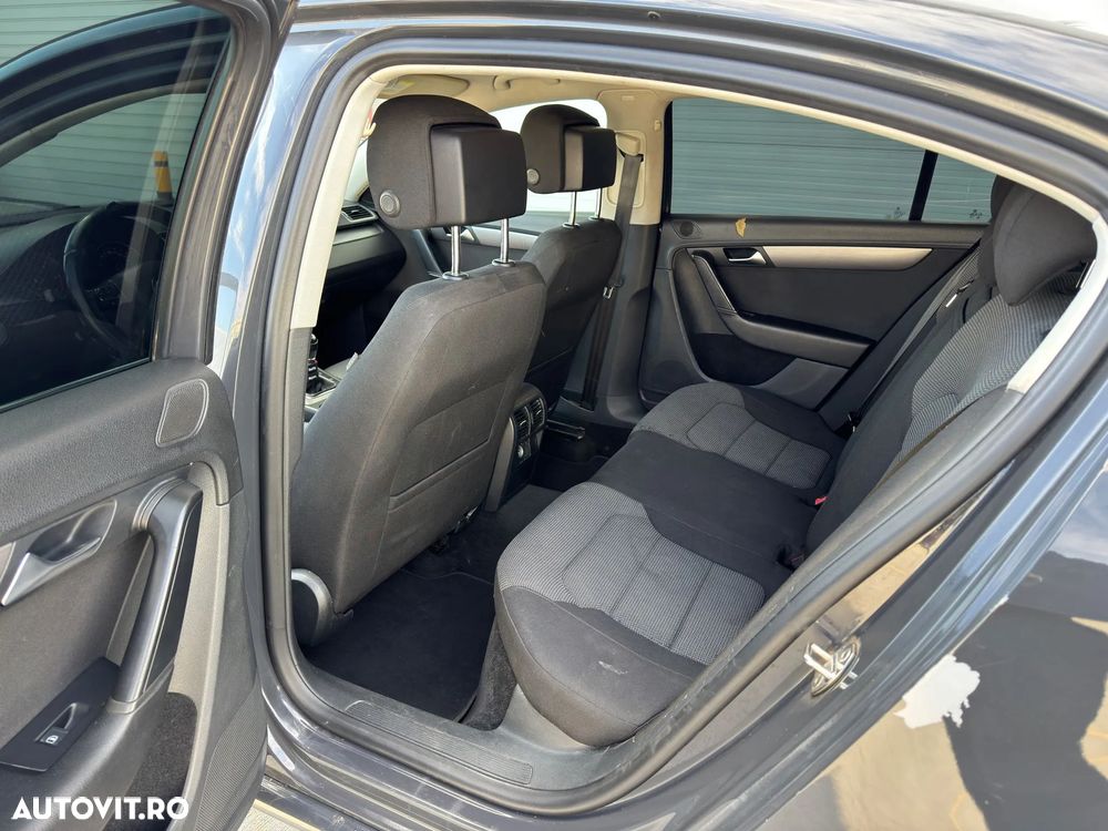 Volkswagen Passat Variant 2.0 TDI Blue TDI Comfortline - 10