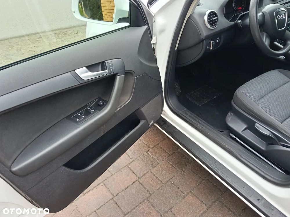 Audi A3 Sportback 1.6 Ambiente - 11