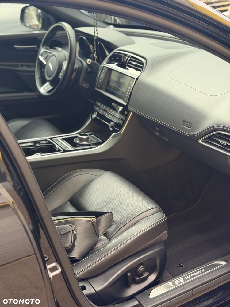 Jaguar XE 2.0 D AWD R-Sport - 22