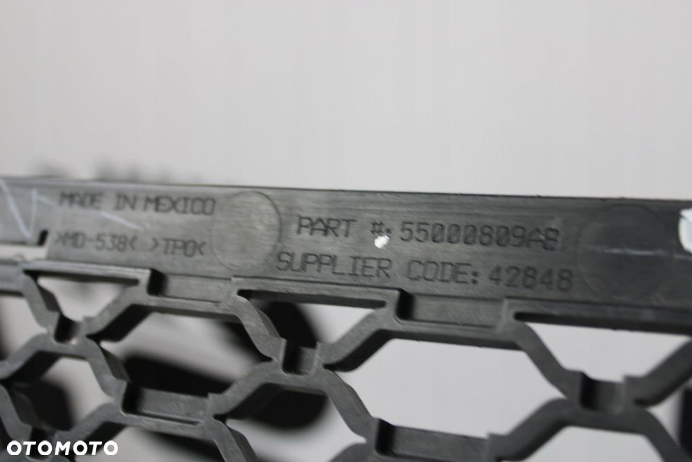 KRATKA ŚRODKOWA PRZEDNIEGO ZDERZAKA FIAT FREEMONT 55000809AB - 6