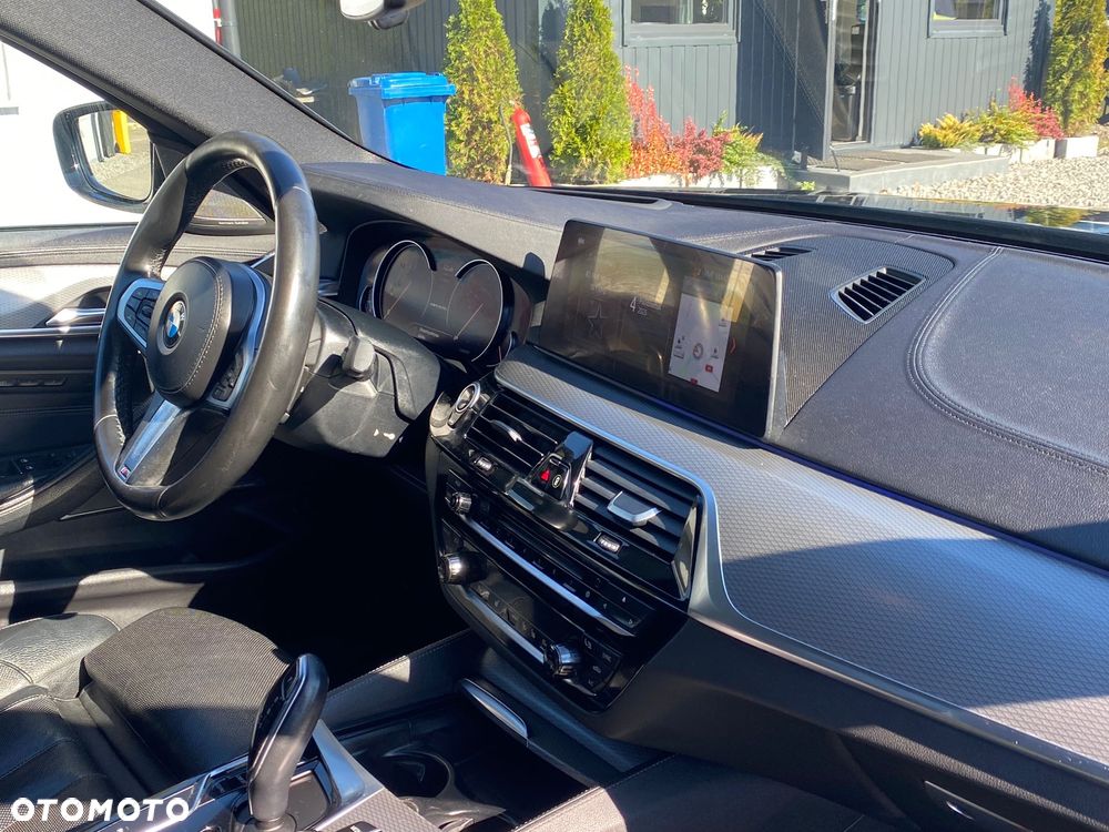 BMW Seria 5 M550i xDrive sport - 17