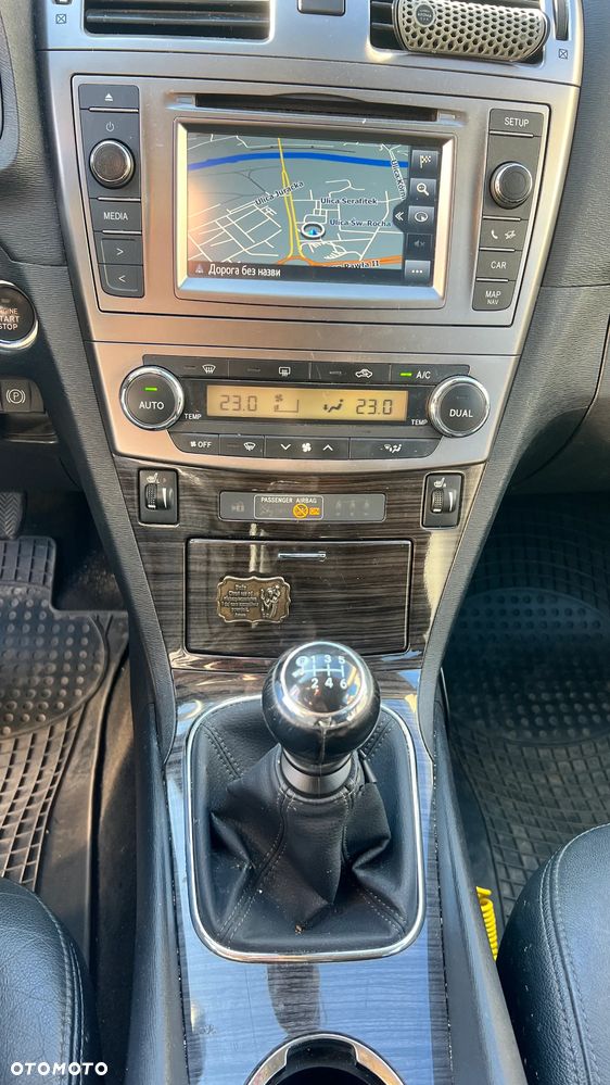 Toyota Avensis 1.8 Premium - 18