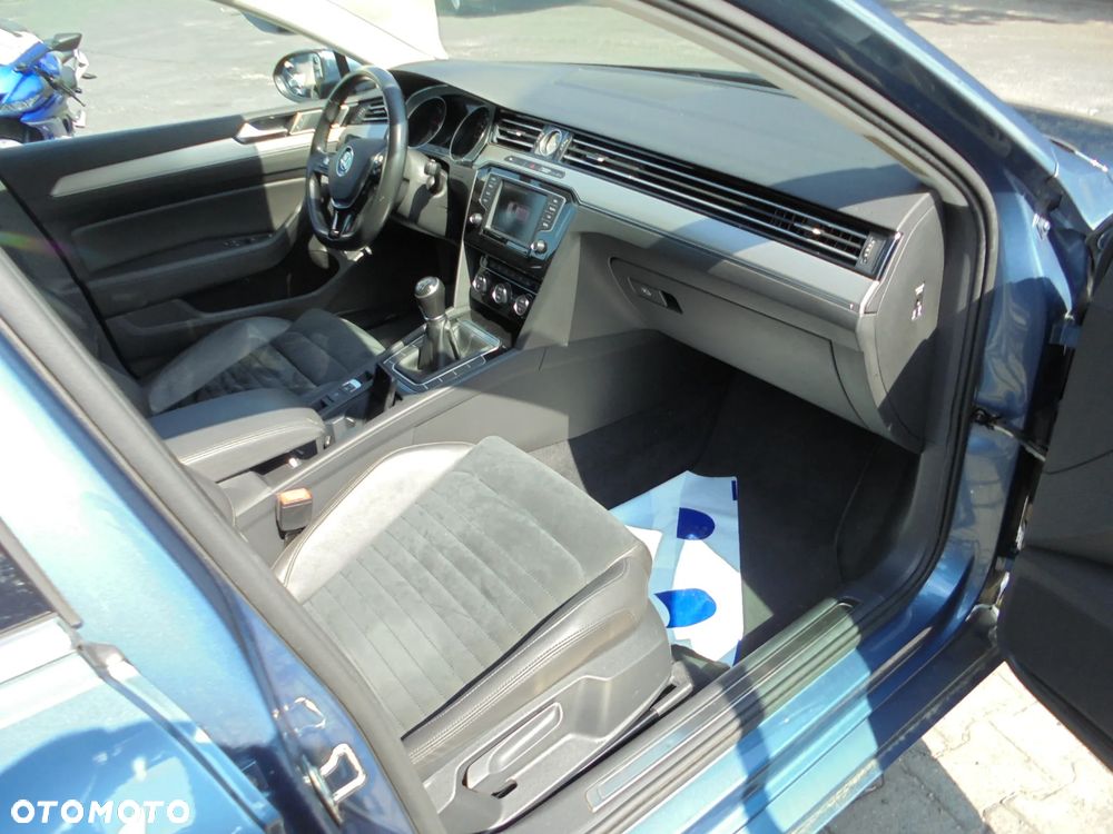 Volkswagen Passat Variant 2.0 TDI SCR BlueMotion Highline - 15