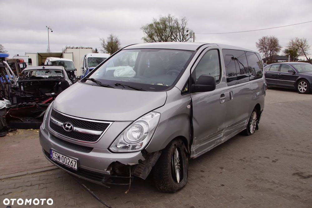 Auto na części - Hyundai H1 II 2.5 CRDI 170 KM D4CB YCQA2 P2S 2012R Silnik Skrzynia Drzwi Maska Błotnik Zderzak Klapa Lusterko Klamka Szyba Deska Kokpit Sterownik Moduł Czujnik Licznik Panel Kierownica - 1