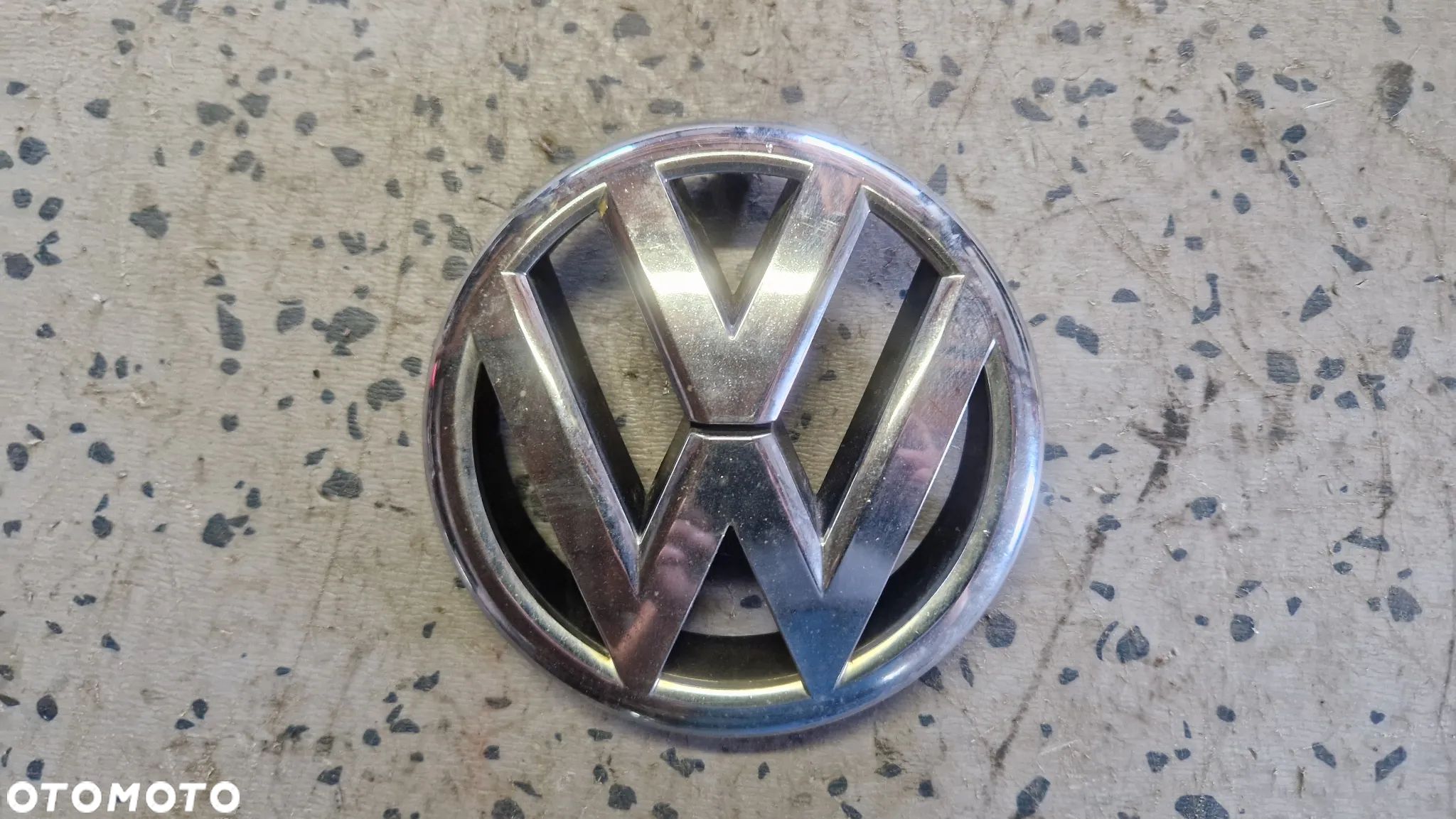 VOLKSWAGEN JETTA ZNACZEK EMBLEMAT 5C6853601 - 1