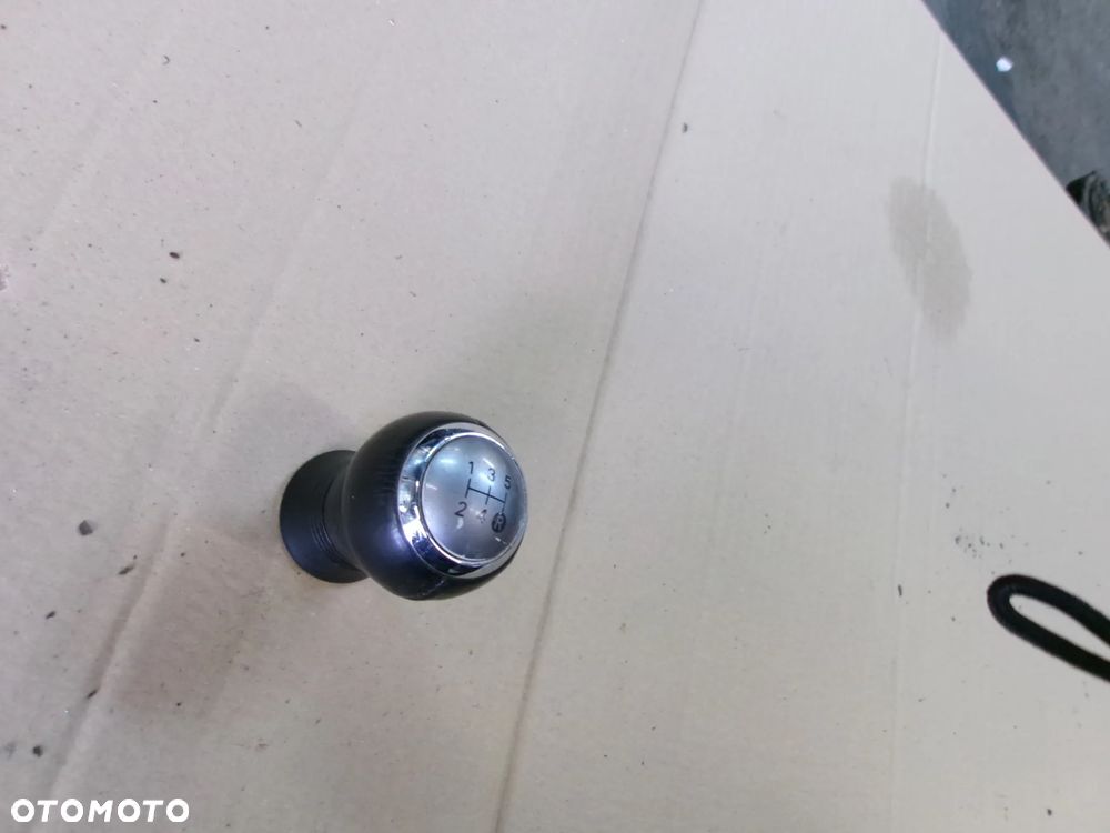 GAŁKA ZMIANY BIEGÓW SKÓRA TOYOTA YARIS   III   5B  11-20 - 2