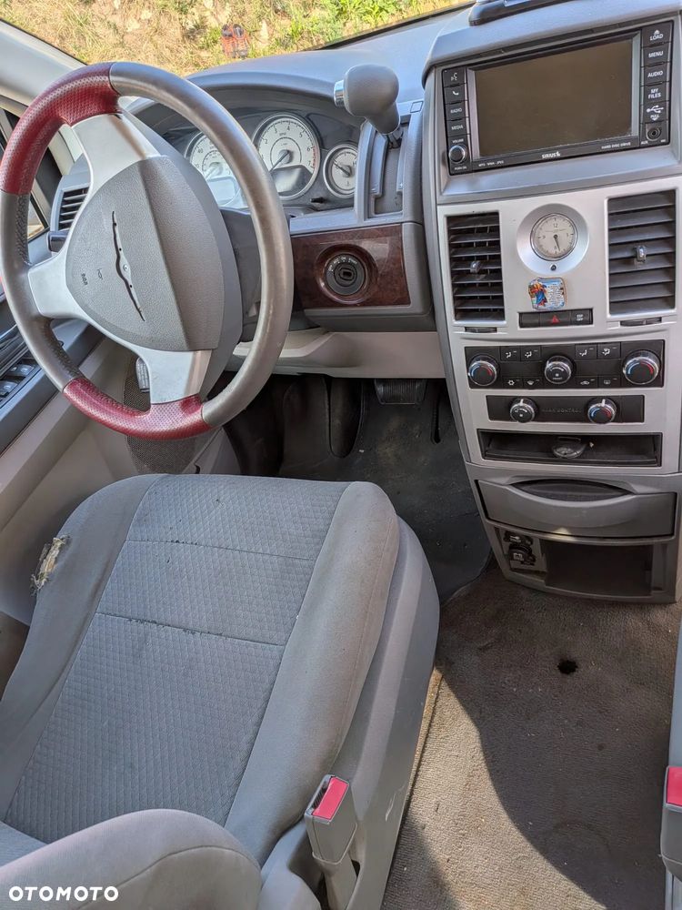 Chrysler Town & Country - 16