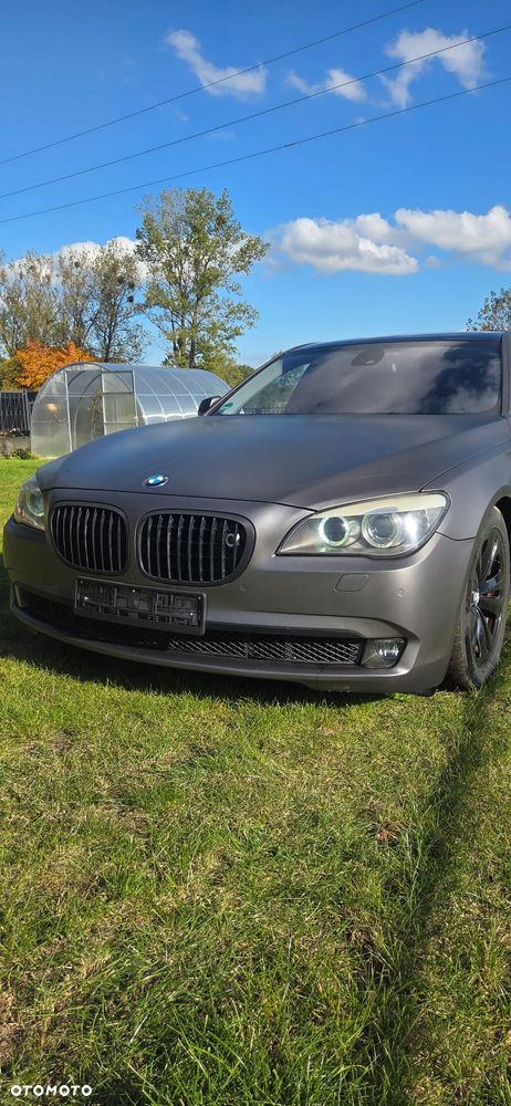 BMW Seria 7 750i - 12