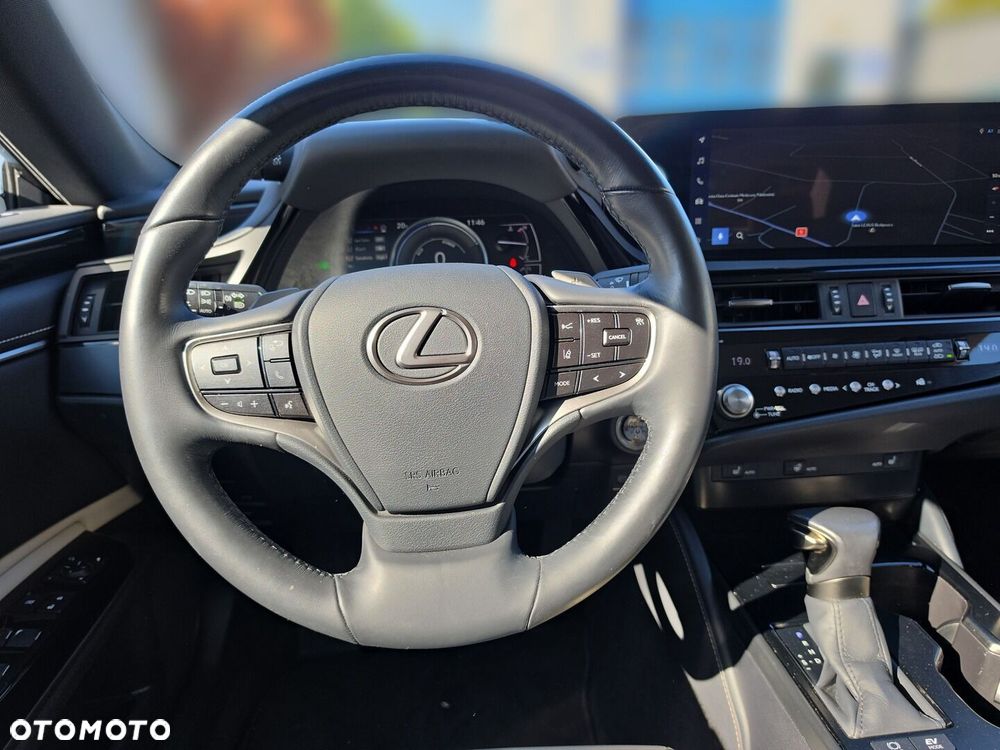 Lexus ES 300h F Sport Design - 10