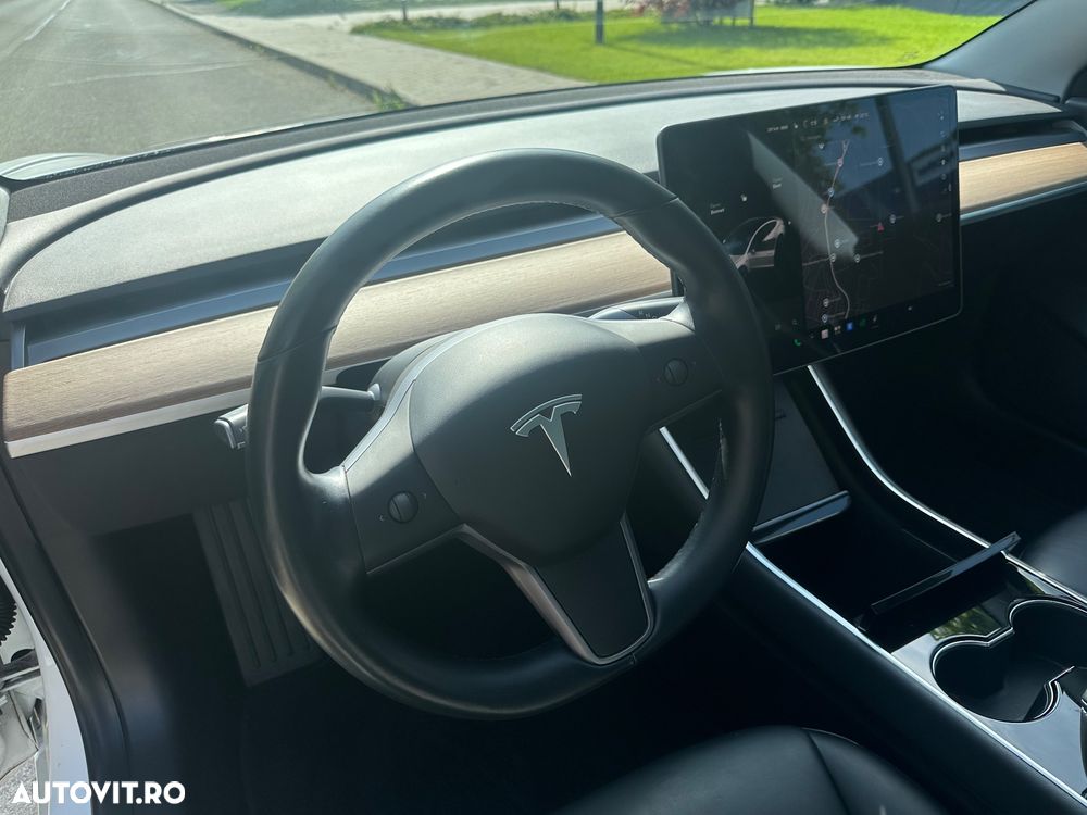 Tesla Model 3 - 8