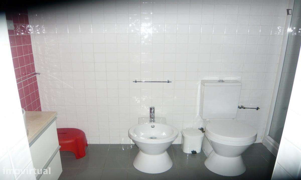 Quarto - localizado em Cidral Coimbra - Grande imagem: 5/12