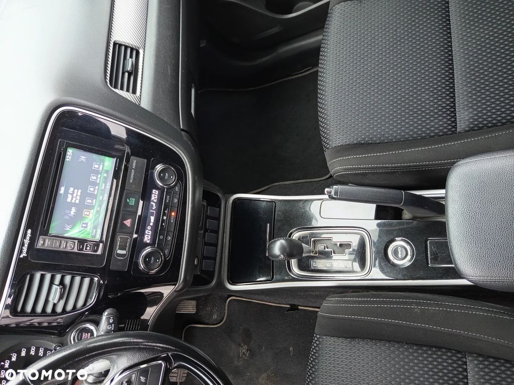 Mitsubishi Outlander 2.0 Intense + Navi 4WD CVT - 12