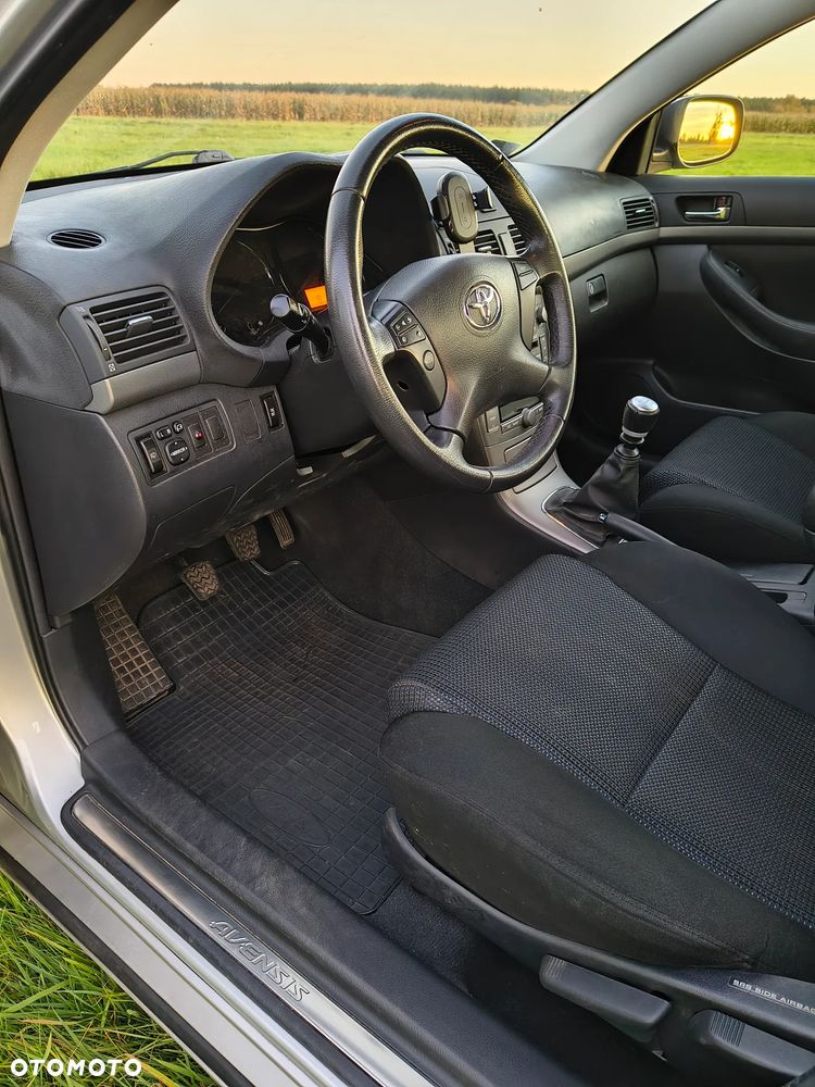 Toyota Avensis 2.2 D-4D Sol Platinium - 17