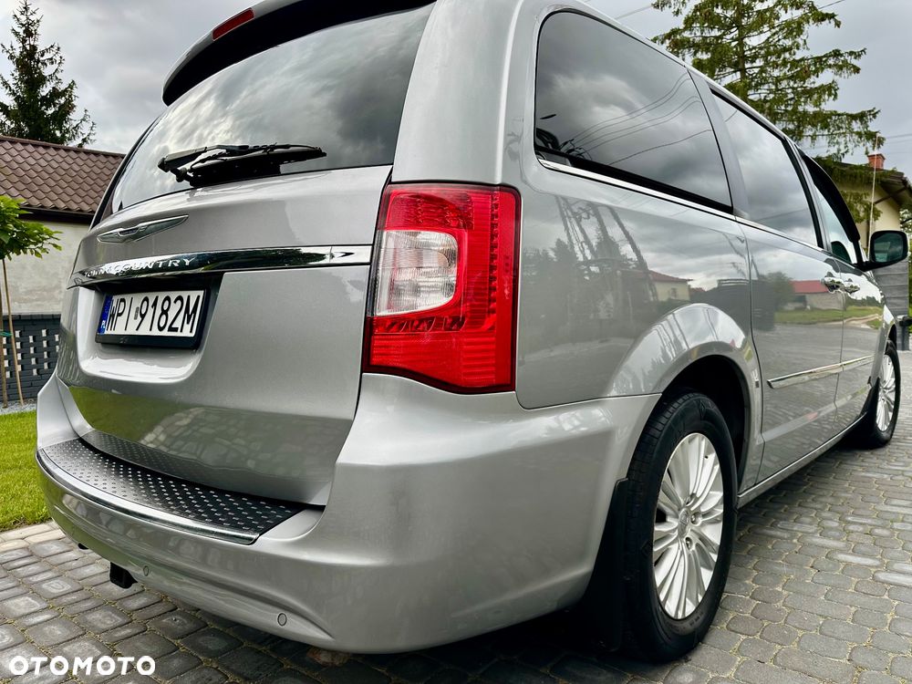 Chrysler Town & Country 3.6 Limited - 13