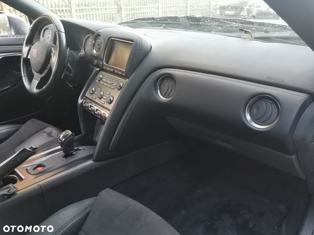 Nissan GT-R Premium Edition - 15