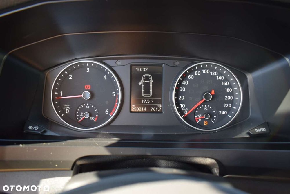 Volkswagen Caravelle - 25